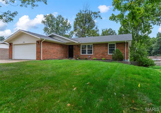 Photo 2 of Single family home for sale at 1004 Bridgeport Dr, Ellisville, MO 63011 | MLS# MIS26040280 | Listing updated on 2026-09-12