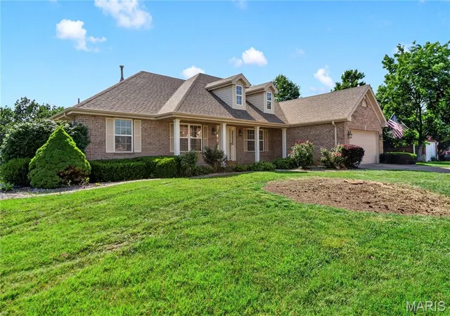 Photo 2 of Sale Pending at 3201 Bear Tracks Dr, Wentzville, MO 63385 | MLS# MIS26041475 | Listing updated on 2026-09-14
