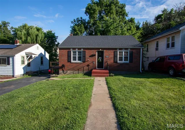 Photo 1 of Single family home for sale at 3711 Aberdeen Ave, Alton, IL 62002 | MLS# MIS26041533 | Listing updated on 2026-09-11