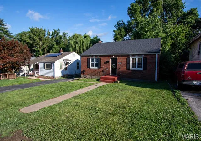 Photo 2 of Single family home for sale at 3711 Aberdeen Ave, Alton, IL 62002 | MLS# MIS26041533 | Listing updated on 2026-09-11