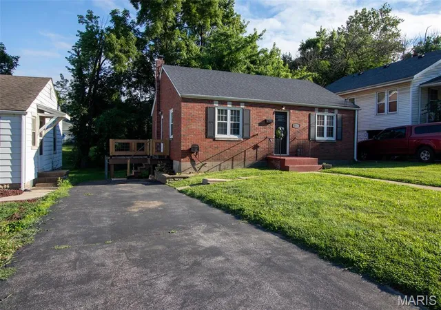 Photo 3 of Single family home for sale at 3711 Aberdeen Ave, Alton, IL 62002 | MLS# MIS26041533 | Listing updated on 2026-09-11