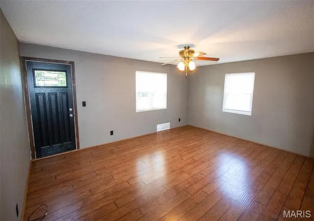Photo 4 of Single family home for sale at 3711 Aberdeen Ave, Alton, IL 62002 | MLS# MIS26041533 | Listing updated on 2026-09-11