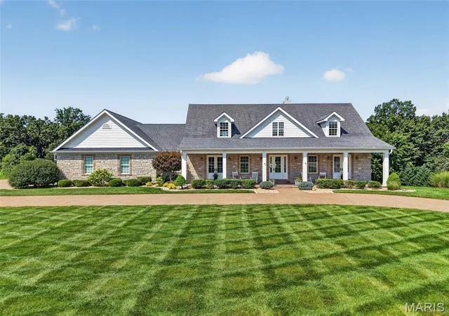 Photo 3 of Sale Pending at 1320 Diehr Rd, Wentzville, MO 63385 | MLS# MIS26042191 | Listing updated on 2026-09-12