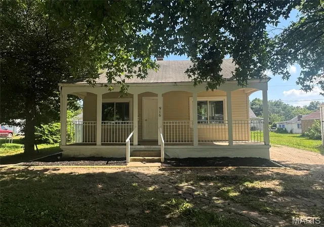 Photo 1 of Single family home for sale at 916 E College Ave, Greenville, IL 62246 | MLS# MIS26042235 | Listing updated on 2026-09-15