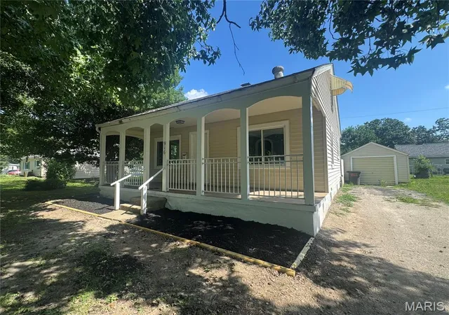 Photo 2 of Single family home for sale at 916 E College Ave, Greenville, IL 62246 | MLS# MIS26042235 | Listing updated on 2026-09-15