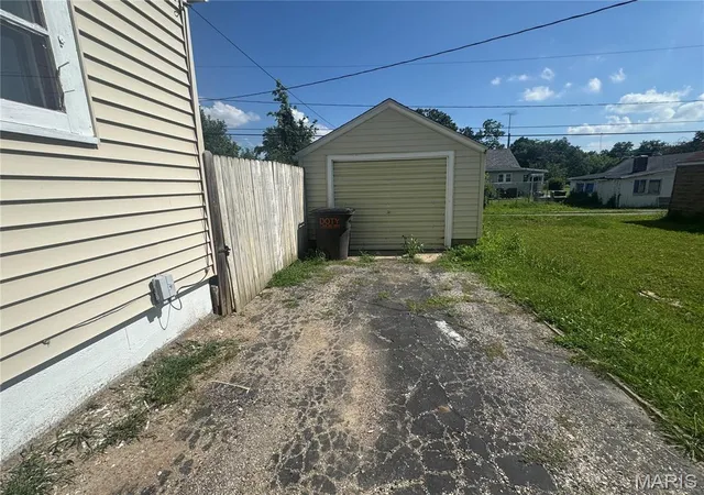 Photo 3 of Single family home for sale at 916 E College Ave, Greenville, IL 62246 | MLS# MIS26042235 | Listing updated on 2026-09-15