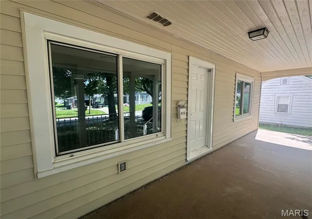 Photo 3 of Single family home for sale at 916 E College Ave, Greenville, IL 62246 | MLS# MIS26042235 | Listing updated on 2026-09-15