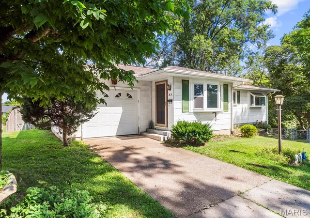 Photo 2 of Single family home for sale at 205 Gardner St, Columbia, IL 62236 | MLS# MIS26042436 | Listing updated on 2026-09-21