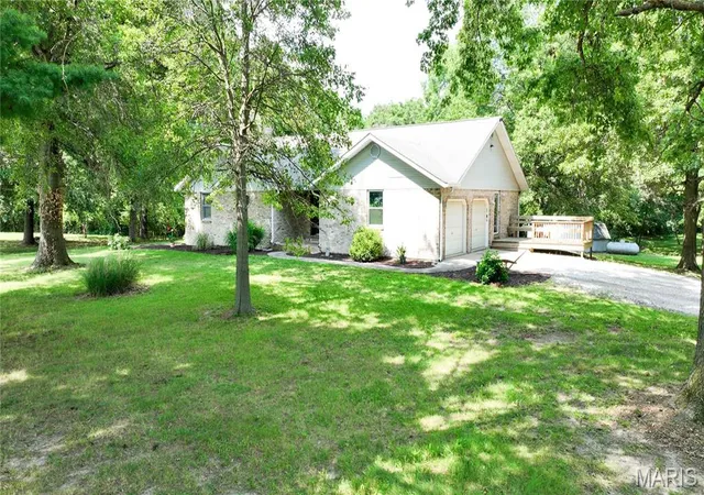 Photo 2 of Sale Pending at 5557 Schuetz Ln, Alhambra, IL 62001 | MLS# MIS26042630 | Listing updated on 2026-09-11
