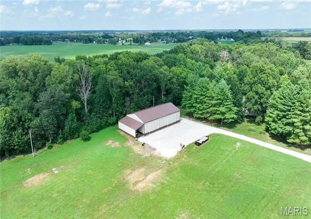 Photo 3 of Sale Pending at 5557 Schuetz Ln, Alhambra, IL 62001 | MLS# MIS26042630 | Listing updated on 2026-09-11