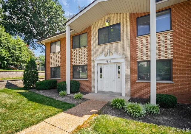 Photo 1 of Condo for sale at 7814 Sunray Ln #1, Saint Louis, MO 63123 | MLS# MIS26042688 | Listing updated on 2026-10-06
