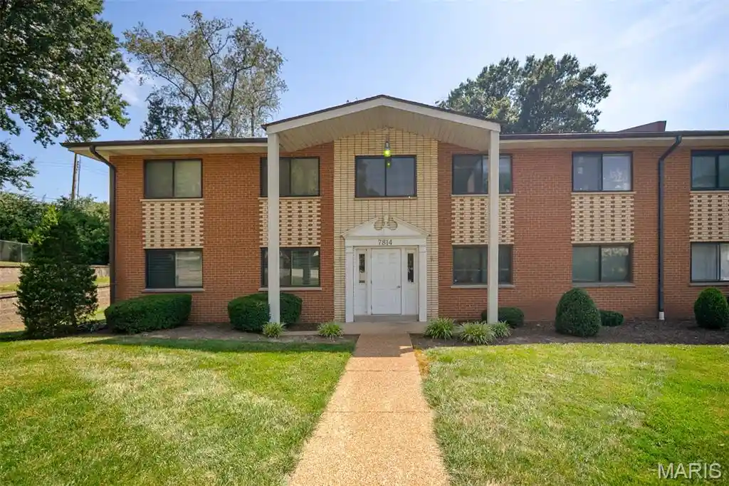 Listing Photo 2 - Condo for sale in 7814 Sunray Ln located at 7814 Sunray Ln, Crestwood, MO 63123 - Unit 7814 Sunray Ln