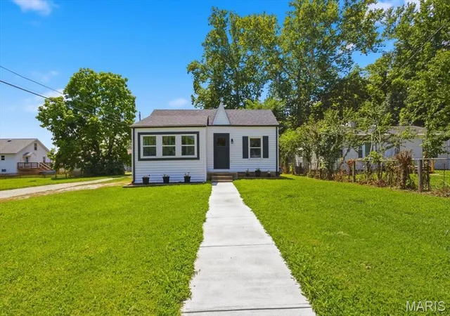 Photo 3 of Sale Pending at 527 Emmons Ave, Saint Charles, MO 63301 | MLS# MIS26042731 | Listing updated on 2026-10-06