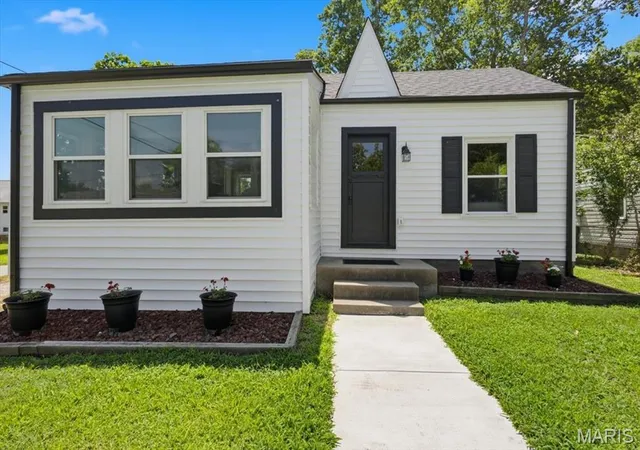 Photo 3 of Sale Pending at 527 Emmons Ave, Saint Charles, MO 63301 | MLS# MIS26042731 | Listing updated on 2026-10-06