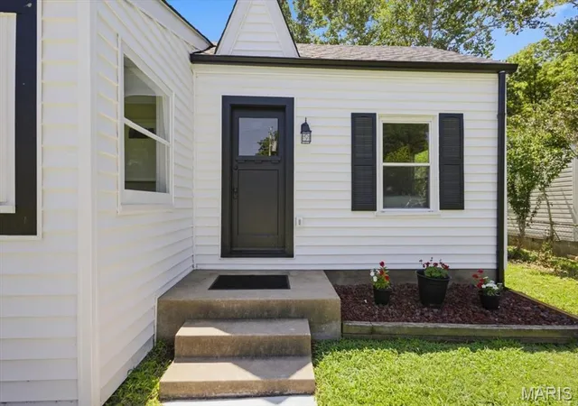 Photo 4 of Sale Pending at 527 Emmons Ave, Saint Charles, MO 63301 | MLS# MIS26042731 | Listing updated on 2026-10-06