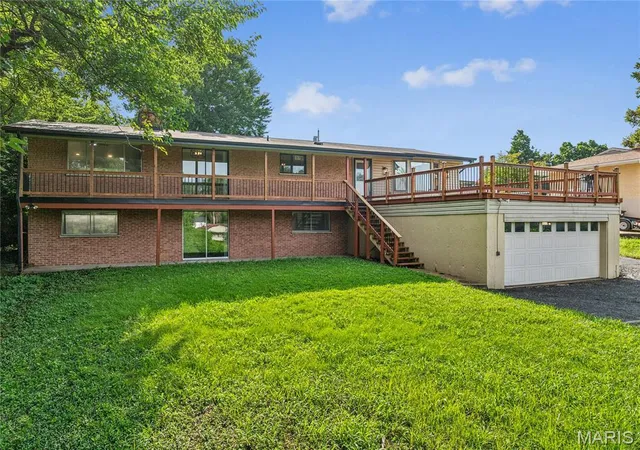 Photo 3 of Single family home for sale at 225 Day Dr, Saint Louis, MO 63135 | MLS# MIS26043018 | Listing updated on 2026-09-24