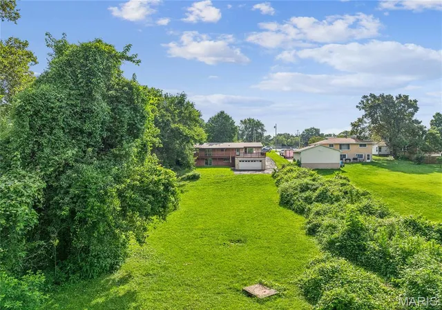 Photo 4 of Single family home for sale at 225 Day Dr, Saint Louis, MO 63135 | MLS# MIS26043018 | Listing updated on 2026-09-24