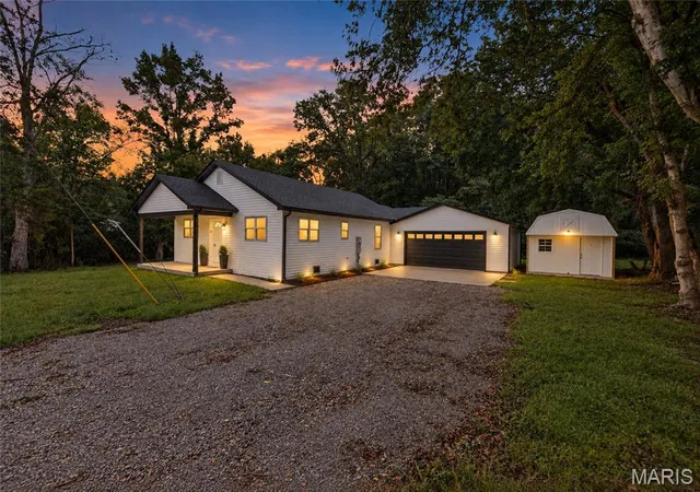 Photo 1 of Single family home for sale at 125 Anna Ave, Godfrey, IL 62035 | MLS# MIS26043381 | Listing updated on 2026-09-14