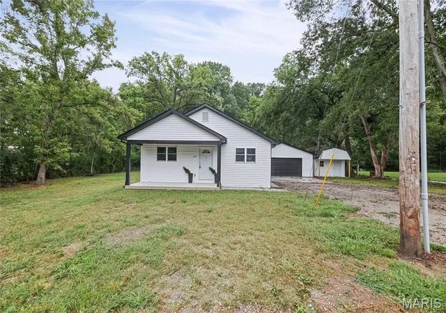 Photo 2 of Single family home for sale at 125 Anna Ave, Godfrey, IL 62035 | MLS# MIS26043381 | Listing updated on 2026-09-14