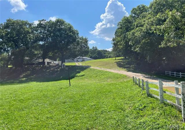 Photo 3 of Sale Pending at 559 Brush Creek Rd, Saint Clair, MO 63077 | MLS# MIS26043424 | Listing updated on 2026-09-10