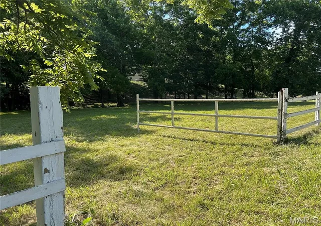 Photo 4 of Sale Pending at 559 Brush Creek Rd, Saint Clair, MO 63077 | MLS# MIS26043424 | Listing updated on 2026-09-10