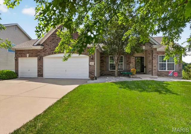 Photo 1 of Sale Pending at 323 Mason Glen Dr, Lake Saint Louis, MO 63367 | MLS# MIS26043960 | Listing updated on 2026-09-14