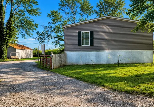 Photo 2 of Manufactured home for sale at 414 Garden St, East Saint Louis, IL 62206 | MLS# MIS26044055 | Listing updated on 2026-09-11