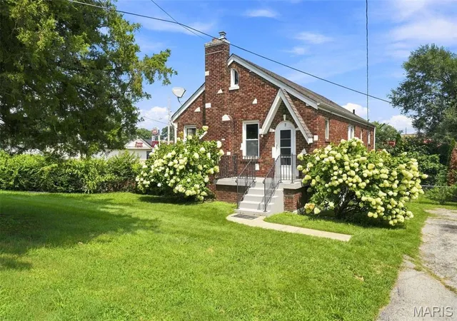 Photo 2 of Single family home for sale at 2 S Dellwood Ave, Saint Louis, MO 63135 | MLS# MIS26044106 | Listing updated on 2026-10-05
