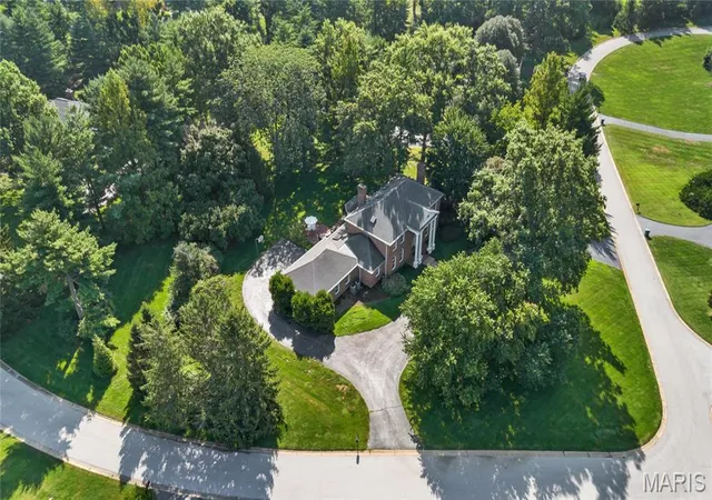 Photo 3 of Sale Pending at 48 Muirfield Ln, Town And Country, MO 63141 | MLS# MIS26044320 | Listing updated on 2026-09-14