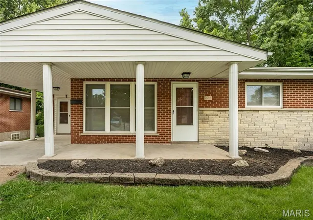 Photo 2 of Single family home for sale at 275 Paul Ave, Florissant, MO 63031 | MLS# MIS26044494 | Listing updated on 2026-09-28