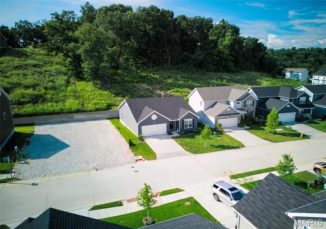 Photo 3 of Single family home for sale at 1207 Winding Bluffs Wy, Fenton, MO 63026 | MLS# MIS26044935 | Listing updated on 2026-09-11