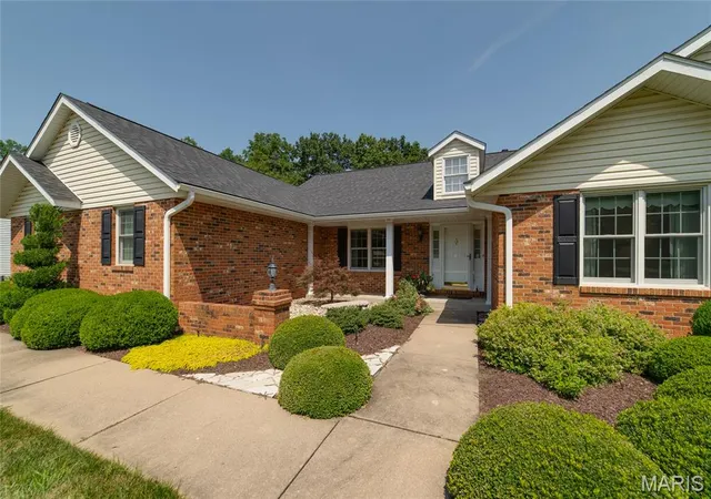 Photo 2 of Sale Pending at 16275 Lone Cabin Dr, Wildwood, MO 63005 | MLS# MIS26045052 | Listing updated on 2026-09-14