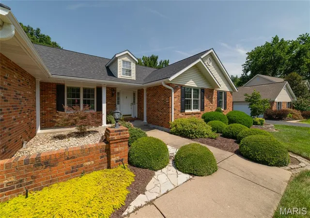 Photo 3 of Sale Pending at 16275 Lone Cabin Dr, Wildwood, MO 63005 | MLS# MIS26045052 | Listing updated on 2026-09-14