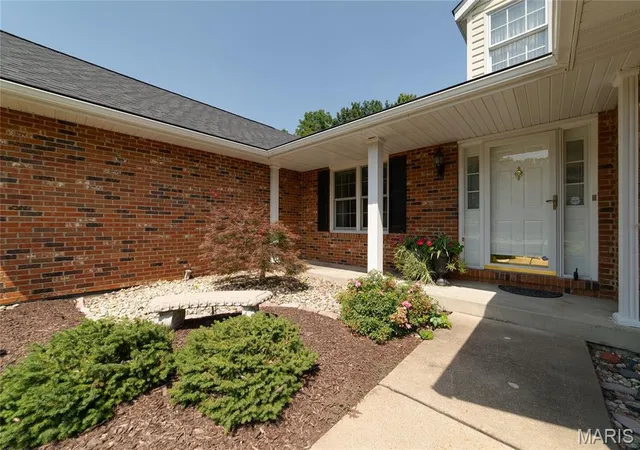 Photo 3 of Sale Pending at 16275 Lone Cabin Dr, Wildwood, MO 63005 | MLS# MIS26045052 | Listing updated on 2026-09-14
