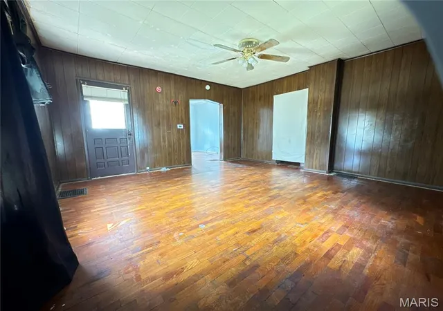 Photo 3 of Single family home for sale at 1218 Walnut St, Hannibal, MO 63401 | MLS# MIS26045550 | Listing updated on 2026-09-09