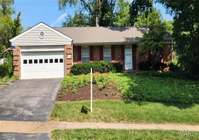 Photo 1 of Sale Pending at 549 Scottsdale Rd, Saint Louis, MO 63122 | MLS# MIS26045563 | Listing updated on 2026-10-07