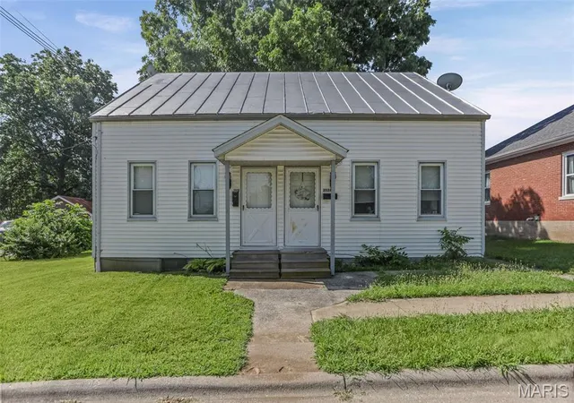 Photo 3 of Multi family home for sale at 202 E 1st St, Waterloo, IL 62298 | MLS# MIS26045822 | Listing updated on 2026-09-14