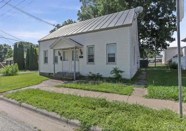 Photo 3 of Multi family home for sale at 202 E 1St St, Waterloo, IL 62298 | MLS# MIS26045822 | Listing updated on 2026-09-14