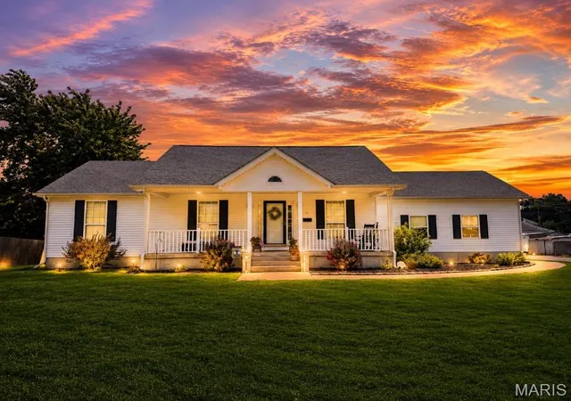 Photo 1 of Sale Pending at 17 S 14th St, Bowling Green, MO 63334 | MLS# MIS26045947 | Listing updated on 2026-10-06
