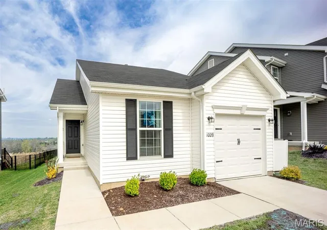 Photo 2 of Single family home for sale at 1009 Black Bear Dr, House Springs, MO 63051 | MLS# MIS26046043 | Listing updated on 2026-09-12