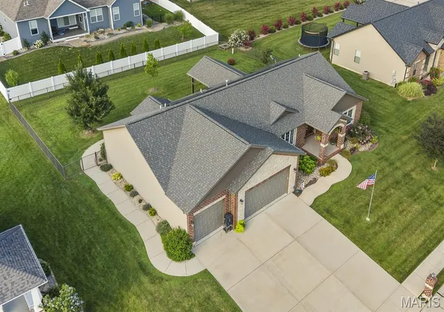 Photo 3 of Sale Pending at 8906 Wendell Creek Dr, Saint Jacob, IL 62281 | MLS# MIS26046105 | Listing updated on 2026-09-14