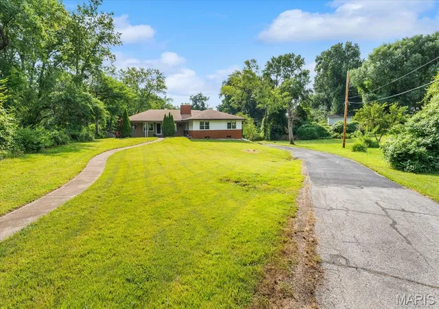 Photo 2 of Single family home for sale at 1 Debby Ln, Belleville, IL 62223 | MLS# MIS26046203 | Listing updated on 2026-09-30