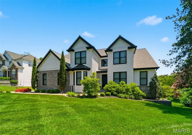 Photo 3 of Sale Pending at 26 Forsythia Ln, Saint Louis, MO 63132 | MLS# MIS26046467 | Listing updated on 2026-10-05