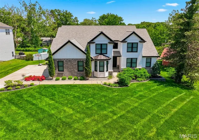 Photo 3 of Sale Pending at 26 Forsythia Ln, Saint Louis, MO 63132 | MLS# MIS26046467 | Listing updated on 2026-10-05