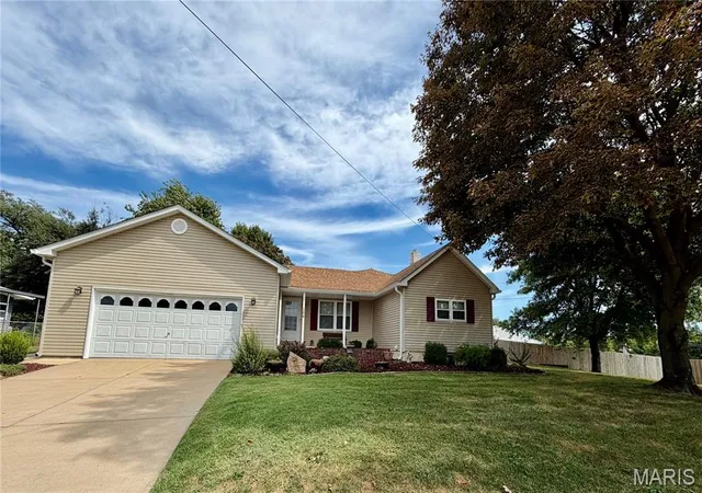 Photo 1 of Sale Pending at 164 Edgeworth Ave, Maryland Heights, MO 63043 | MLS# MIS26046546 | Listing updated on 2026-09-14