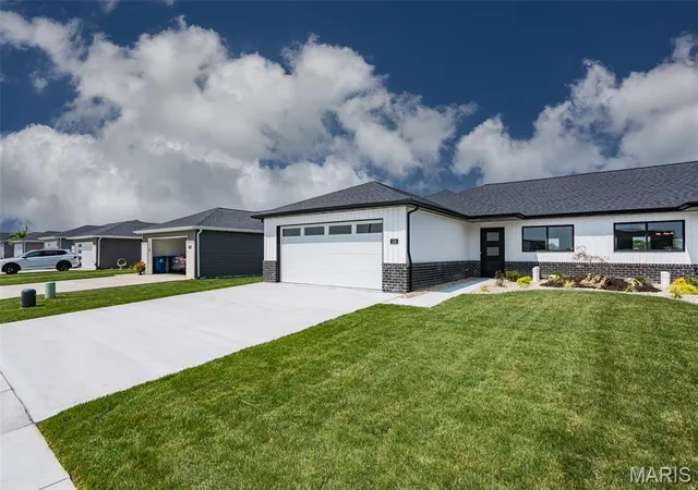 Photo 2 of Single family home for sale at 118 Bridgeport Dr, Moro, IL 62067 | MLS# MIS26046661 | Listing updated on 2026-09-13