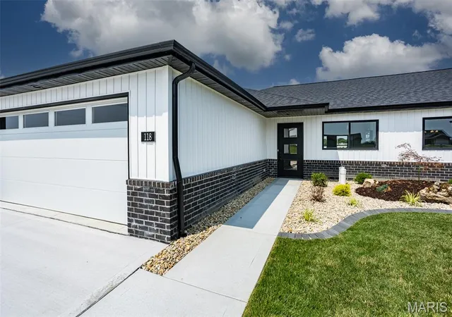 Photo 3 of Single family home for sale at 118 Bridgeport Dr, Moro, IL 62067 | MLS# MIS26046661 | Listing updated on 2026-09-13