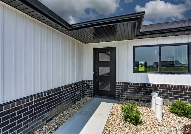 Photo 3 of Single family home for sale at 118 Bridgeport Dr, Moro, IL 62067 | MLS# MIS26046661 | Listing updated on 2026-09-13