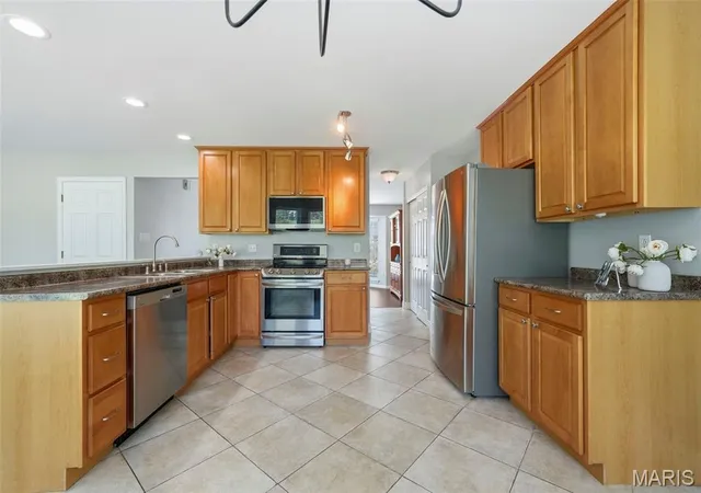 Photo 3 of Single family home for sale at 914 Oakmoor Dr, Fenton, MO 63026 | MLS# MIS26046823 | Listing updated on 2026-09-28