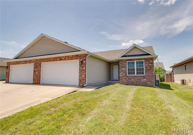 Photo 1 of Single family home for sale at 2909 Sandy Ln, Springfield, IL 62711 | MLS# MIS26046909 | Listing updated on 2026-09-11